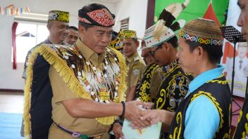 Governor Of Kaltara Hands Over 910 Land Certificates Owned By Border Residents