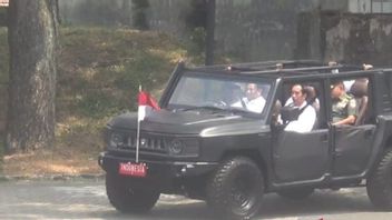 万隆Pindad的审查,Jokowi再次被Prabowo Naik Maung驾驶