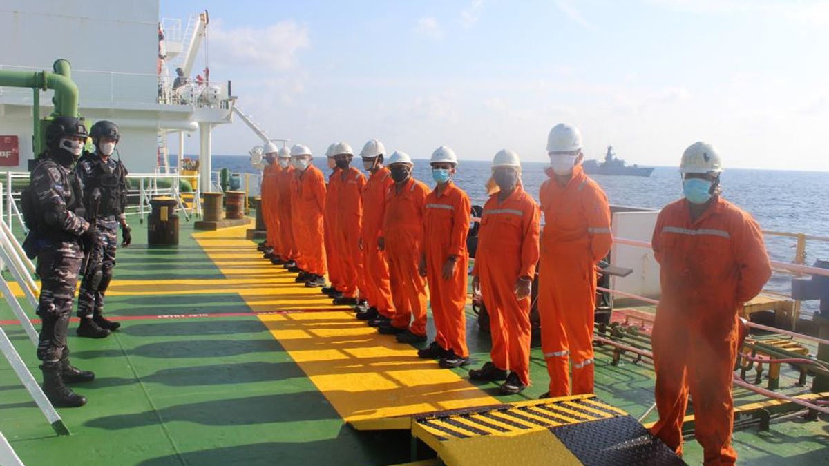 海军逮捕柬埔寨石油窃贼