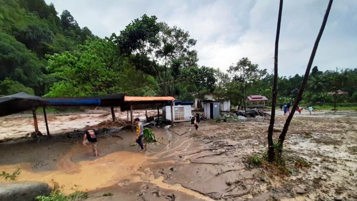 Inondations Et Glissements De Terrain Lunge Hot Springs Emplacement Touristique à Pidie Aceh