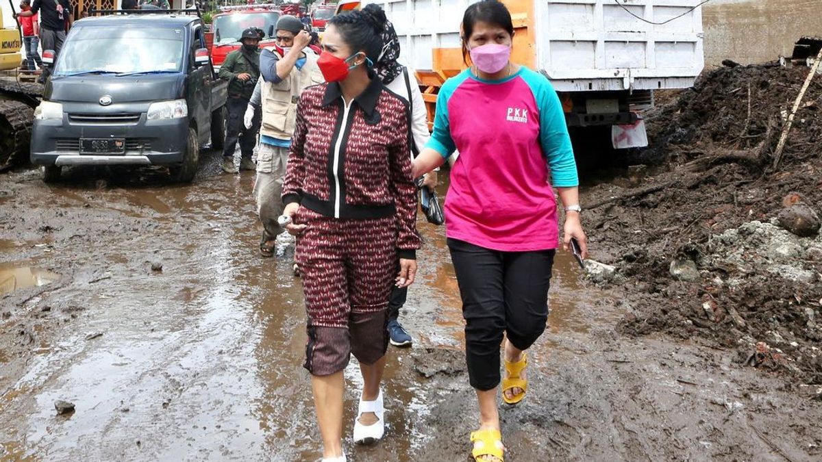 Lipat Celana, Krisdayanti Lewati Jalan Becek untuk Beri Bantuan Korban Banjir di Malang