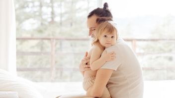 专家说经常拥抱孩子可以帮助你的孩子调节情绪