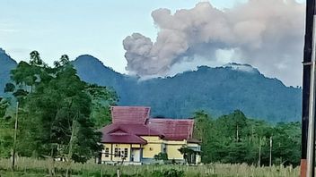 北托贝洛的居民暴露在斗野山的火山灰中