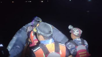 ギリエアビーチロンボク島で泳いでいる間に溺れる学生