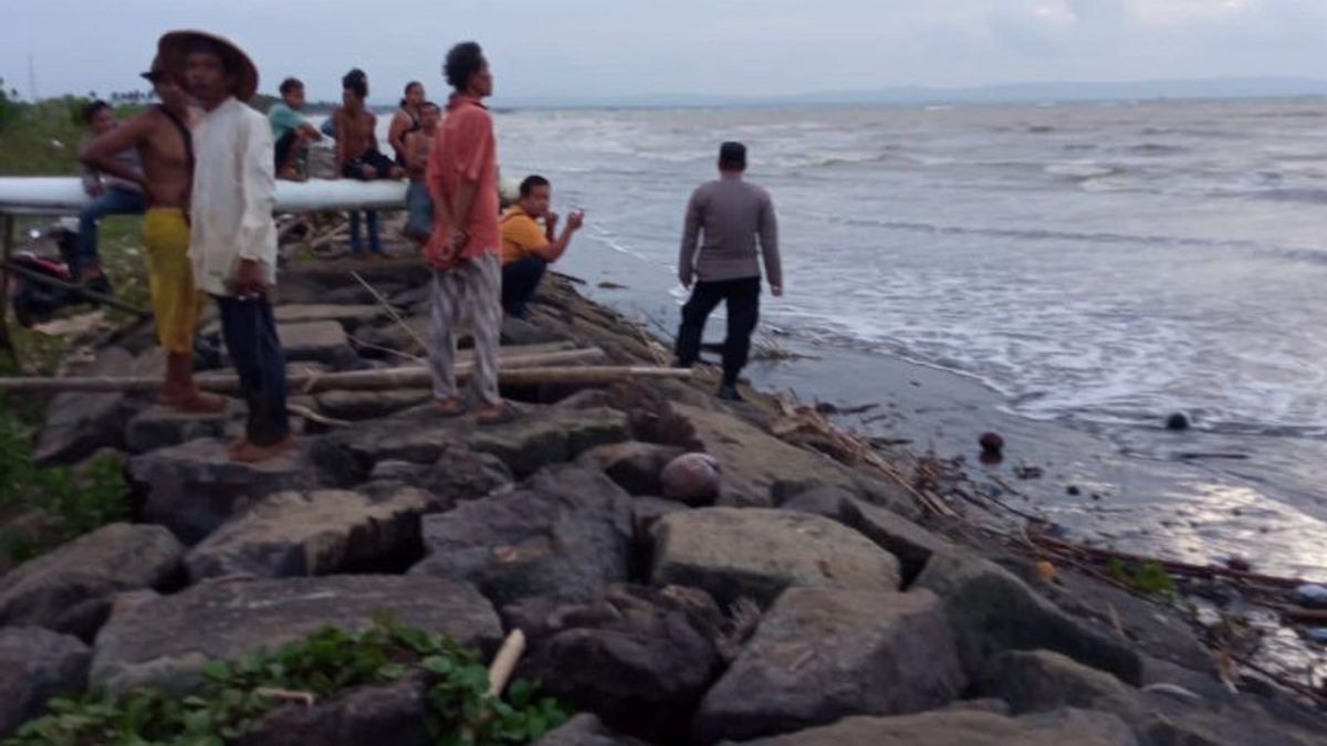 2名池塘工人在万丹Cibungur海滩的海浪中失踪 搜救队仍在进行搜索工作