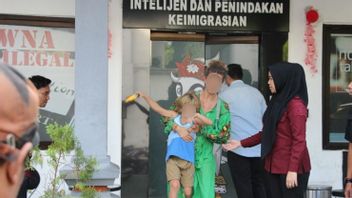 Kocong Boy From Ukraine Nangis When Deported From Bali