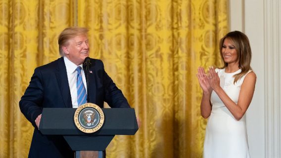 Sangkal Berhubungan, Melania Istri Trump Juga Bantah Fotonya Bersama Jeffrey Epstein  