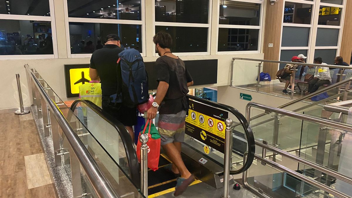 Making Ulah, 4 Russian Citizens Transporting Suitcases Deported From Bali