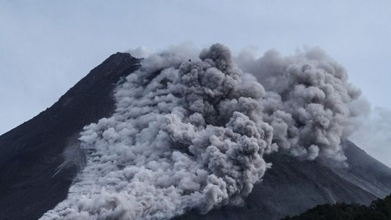 メラピ山は5キロまで熱い雲を解放します