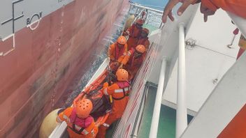 Basarnas Evacuation Of The Body Of A Crew Of A Singapore Cargo Ship In Aceh Besar Waters
