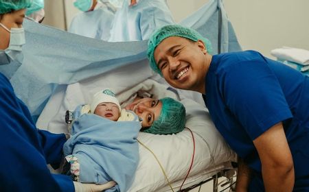 Joshua Suherman dan Clairine Clay Sambut Anak Pertama