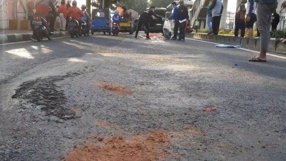 Pemkot Jaktim Perbaiki Jalan Bergelombang di Jatinegara Setelah pengendara Motor Tewas Terjatuh