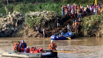洪水に見舞われた損傷した橋、役員は学生がインフレータブルボートでチマヌクガルート川を渡るのを手伝う