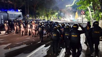Masses In Front Of Grahadi Surabaya Still Survive, Police Form A Barricade Of Chaos