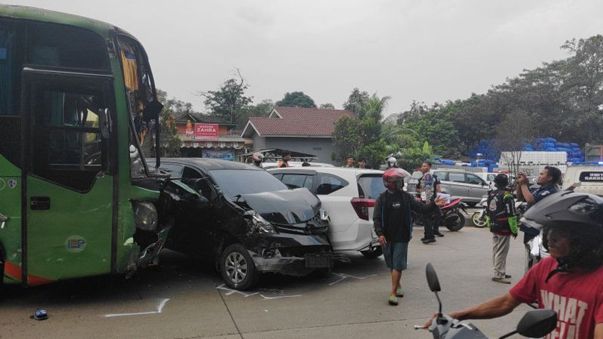 Truk Pengangkut Batu Tabrak 3 Kendaraan di Jalan Transyogi Cibubur-Bogor, Diduga Tak Kuat Nanjak