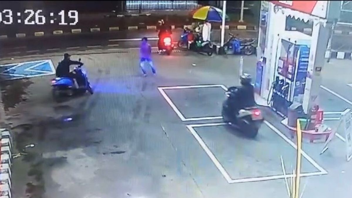 Honda Scoopy Driver Robbed By Gunman At Fatmawati Gas Station