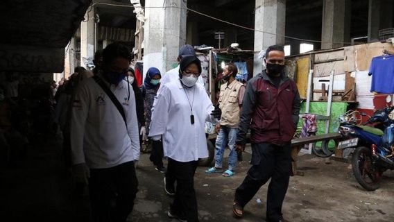 Di Kolong Tol Pluit Ceramah Risma: Saya Ini Ibunya Pemulung