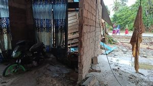 Banjir Parigi Moutong Surut, Pasukan BPBD Palu Tempuh 2,5 Jam Bantu Bersihkan Rumah Warga dan Lingkungan Terdampak 