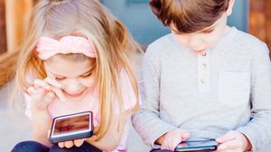 Anak Anda Kecanduan Bermain Smartphone? Lakukan Beberapa Tips Berikut