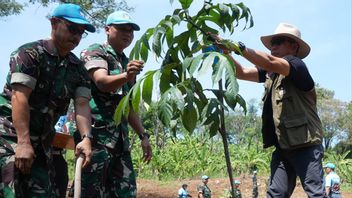 HUT ke-79 TNI, Panglima TNI Jenderal Agus Bagikan 500 Paket Sembako dan Tanam Pohon di Sentul