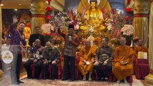 エカヤナ・アラマ寺院でのワイスアクの祝賀会に出席し、宗教的な人々が調和のためにエゴを克服するよう呼びかける