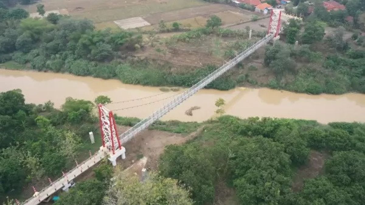 خفض ميزانية 10.2 مليار روبية إندونيسية ، إليك صورة لجسر باليراجا المعلق في إندرامايو ، جاوة الغربية