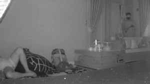 Ngeri! Momen Perampok Bawa Parang Berdiri di Depan Korbannya yang Sedang Tidur Terekam CCTV