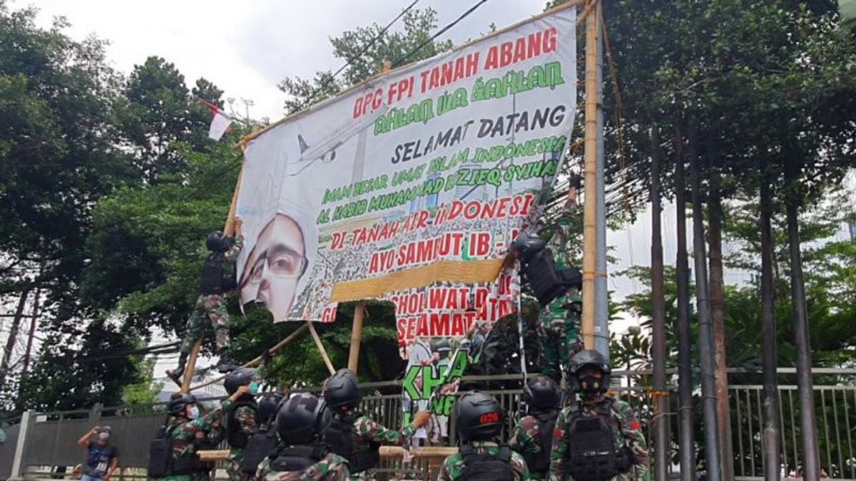 Baliho Rizieq Dicopot Pasukan TNI, FPI: Bukan Kita yang Pasang