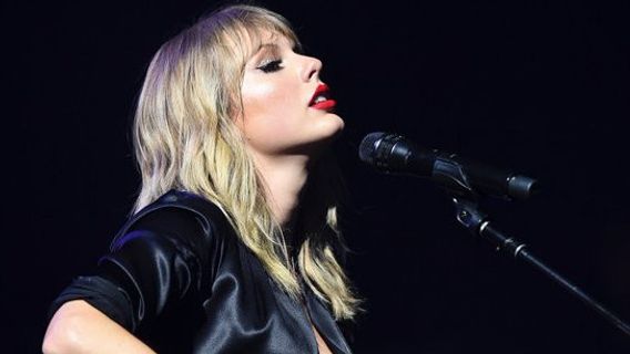 泰勒·斯威夫特（Taylor Swift）要求车迷们与滑板车布劳恩（Braun）战斗