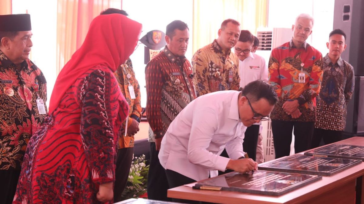 Ganjar Pranowo Dampingi Menpan-RB Abdullah Azwar Anas Official 7 New MPPs In Central Java