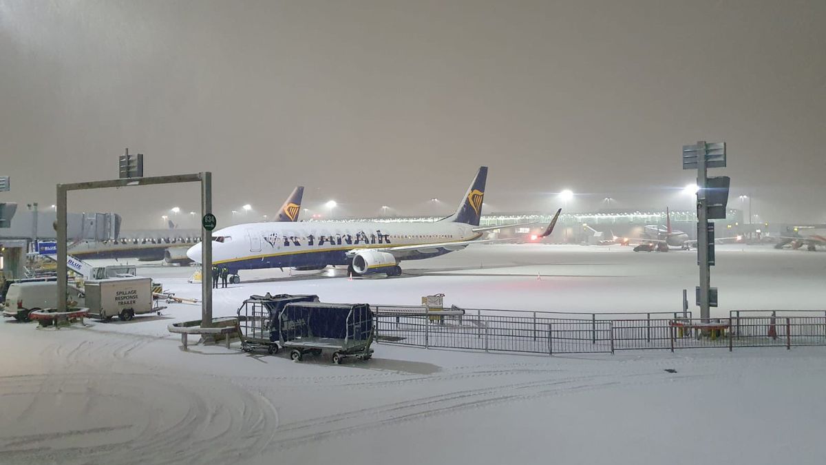 Snowfall Causing Postponement And Cancellation Of Flights At Four London Airports