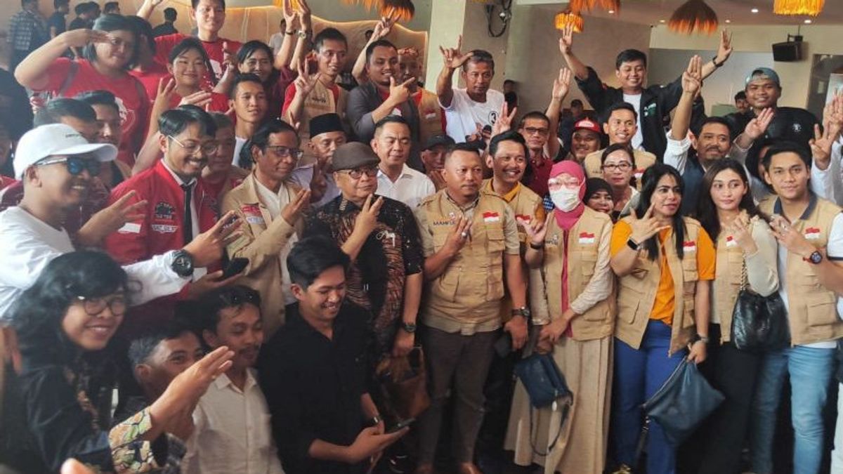 Mahfud rencontre des bénévoles à Makassar, affirme le rôle important de la victoire à l’élection présidentielle