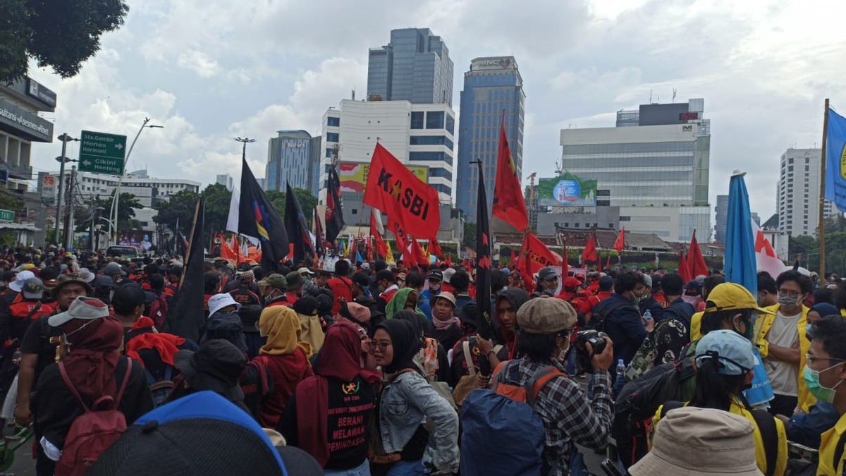 Massa Aksi Buruh di Tugu Tani Bergerak ke Patung Kuda