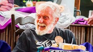 Genap 100 Tahun, Ini Rahasia Hidup Panjang Dick Van Dyke