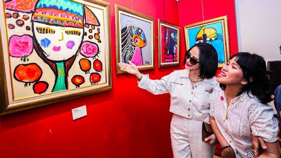 Dharsono Girl, Disability Painter Turns Constraints Into Colorful Art