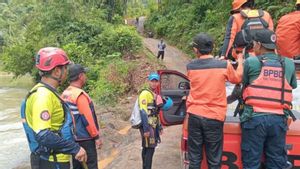 Sar recherche un enfant de 4 ans transporté par le débit de la rivière dans le Tasikmalaya