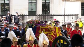 在威斯敏斯特大教堂的葬礼服务之后，女王伊丽莎白二世的棺材被带到惠灵顿拱门