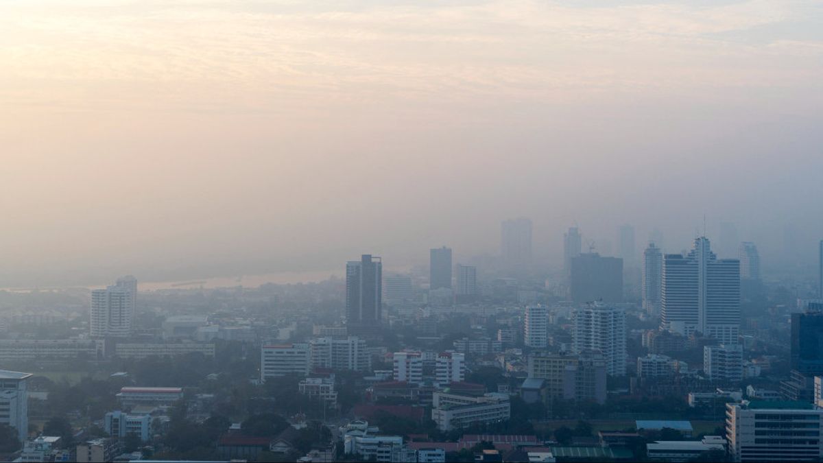 ne c'est pas seulement la fumée des voitures, mais aussi des exemples de pollution aérienne naturelle qui se produit autour de nous.