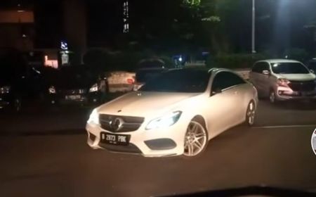 Spion Kena Serempet, Mobil Mercedes Benz Putih Kejar Ambulans yang Sedang Bawa Pasien Ingin Melahirkan, Sopirnya Mau Dipukul