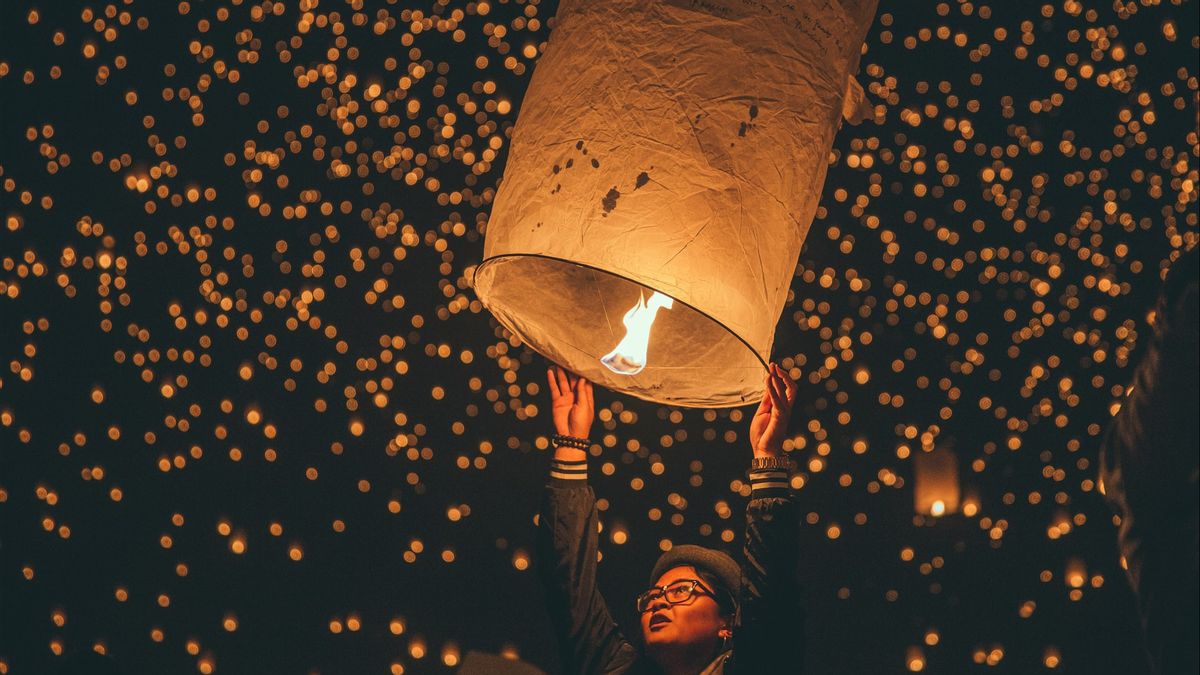Filosofi Buddha Menerangi Dunia dalam Festival Lampion