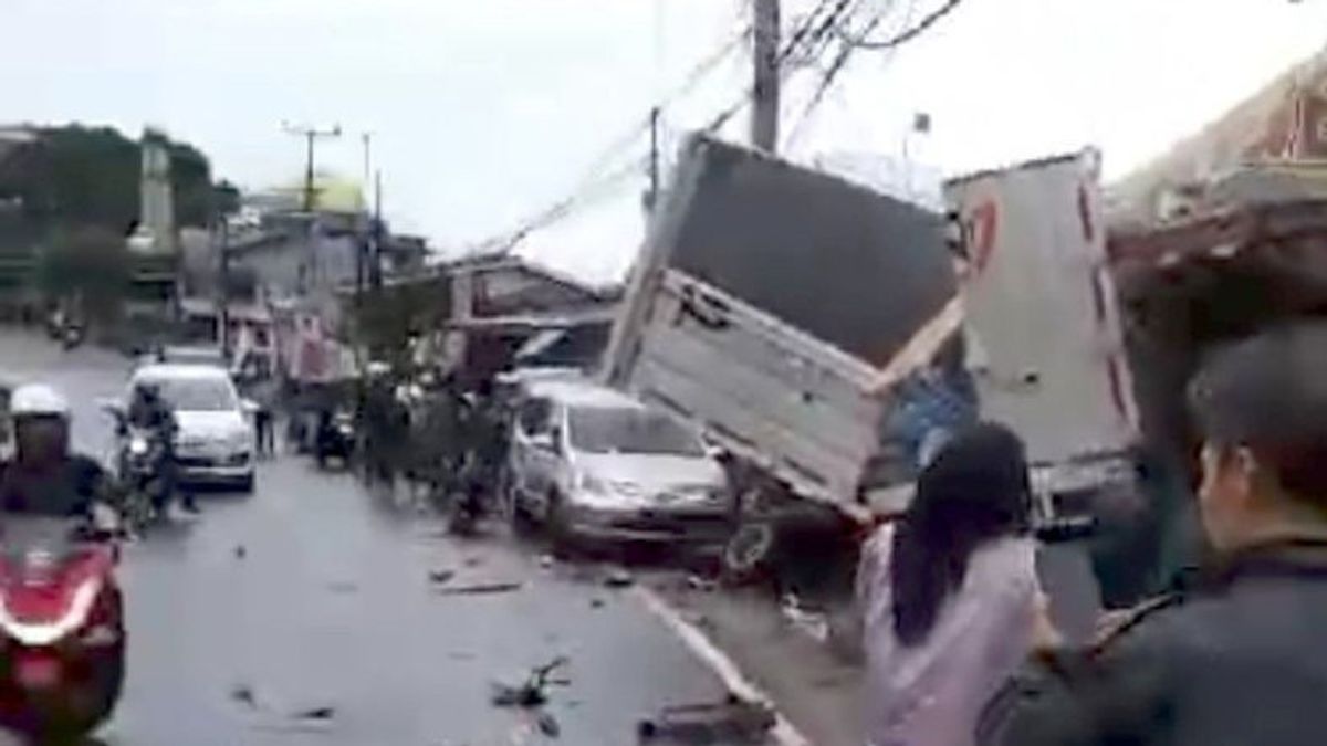 Concrete Collision Involves 5 Vehicles In Puncak Bogor, TKP Process Police