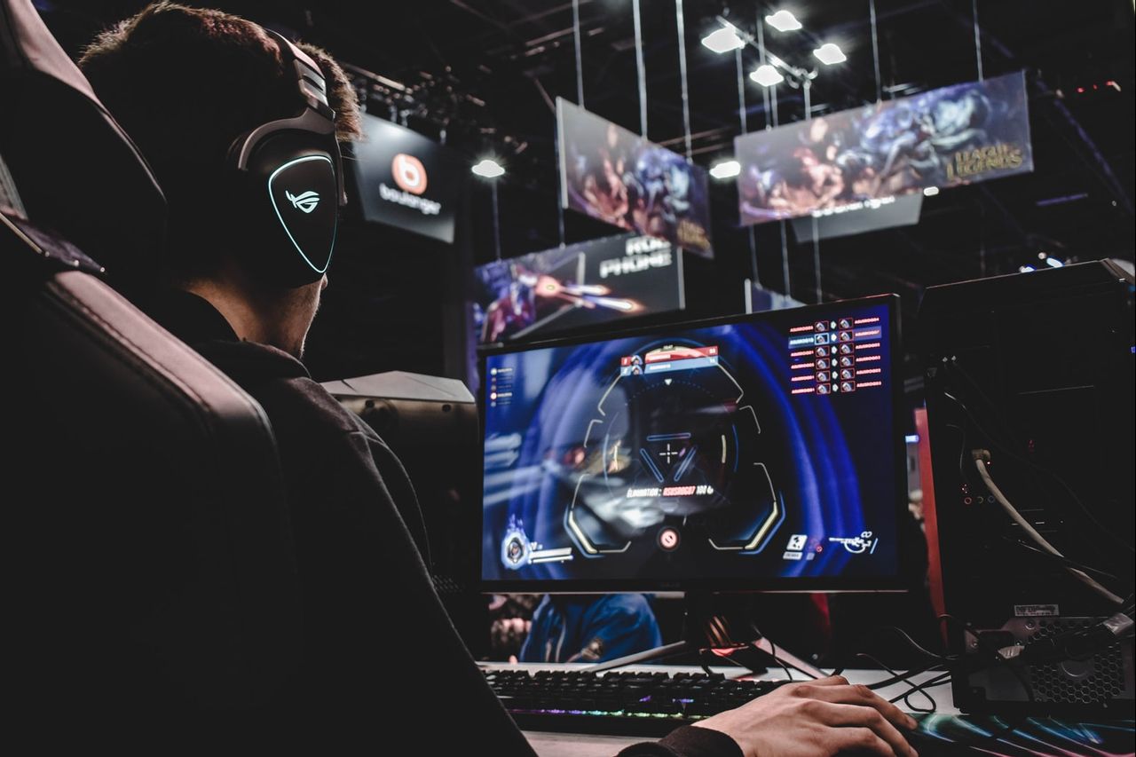 Eスポーツ談話がカリキュラムに入る:批判的な推論を改善できるか?