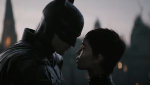 Aksi Robert Pattinson dan Zoe Kravitz dalam Trailer Baru <i>The Batman</i>