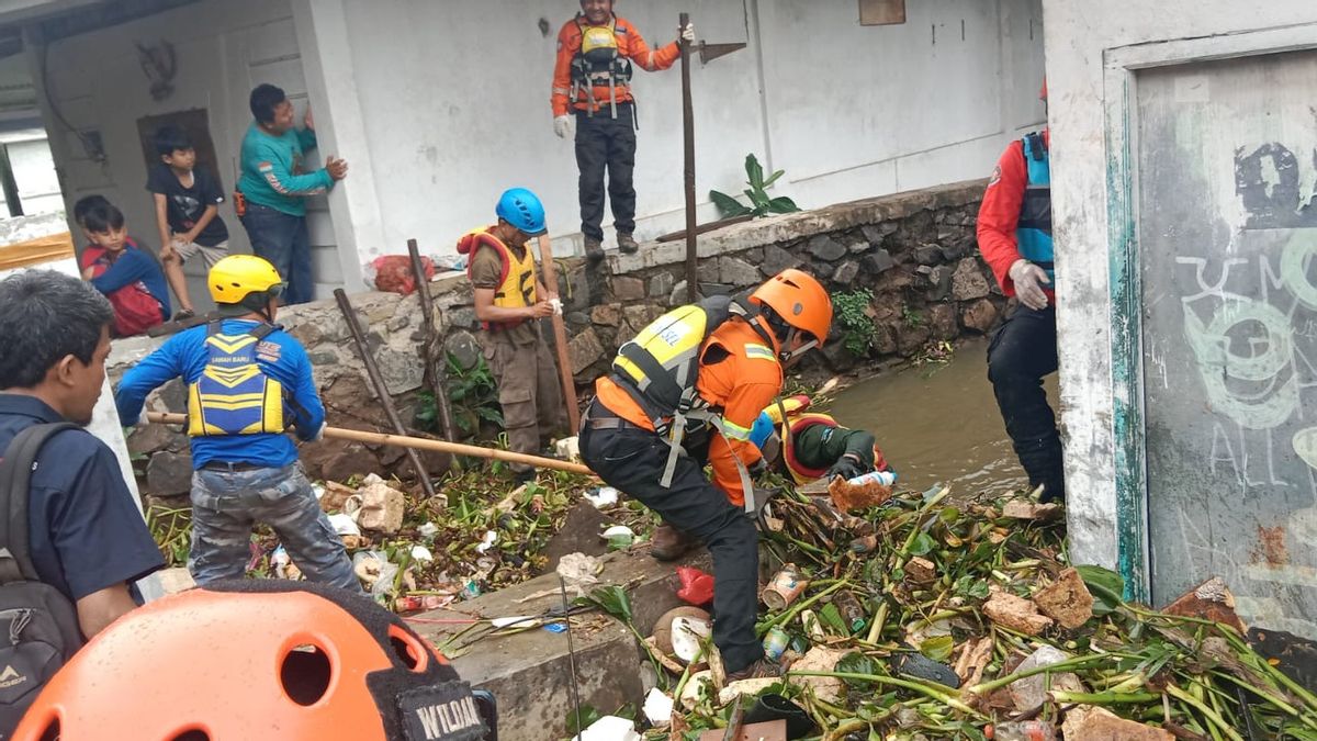 Karyawan Rumah Makan Hanyut di Kali Sasak Tangerang, BPBD Tangsel Kerahkan 2 Perahu Karet
