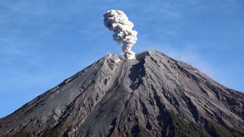 土曜日の早朝、スメル山は1,000メートルの高さの煙を吹き飛ばします