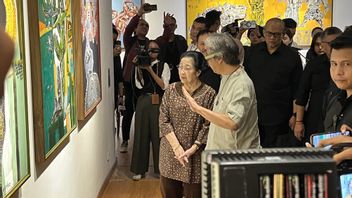 メガワティは「Melik Nggendong Lali」展に出席した後、Butet Kartaredjasa Art Workを提供したいと考えています