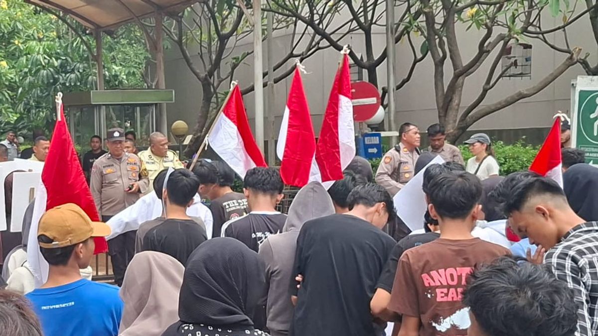 Dilarang Bakar Ban, Massa Pendemo di Kantor Kementerian Haji dan Umroh Nyaris Bentrok dengan Aparat