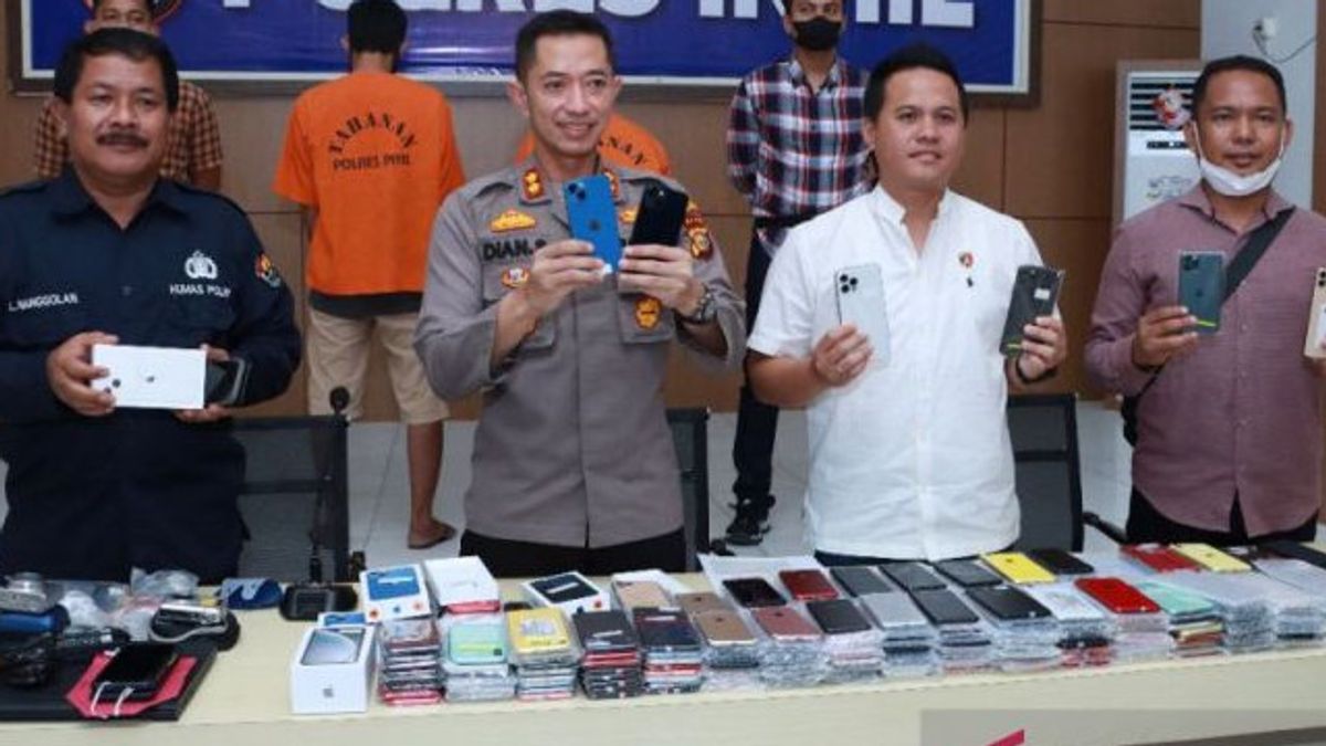Dibayar Rp2,5 Juta, Polisi Tangkap Pasutri Penyelundup iPhone 13 Ilegal dari Singapura Lewat Jalur Laut