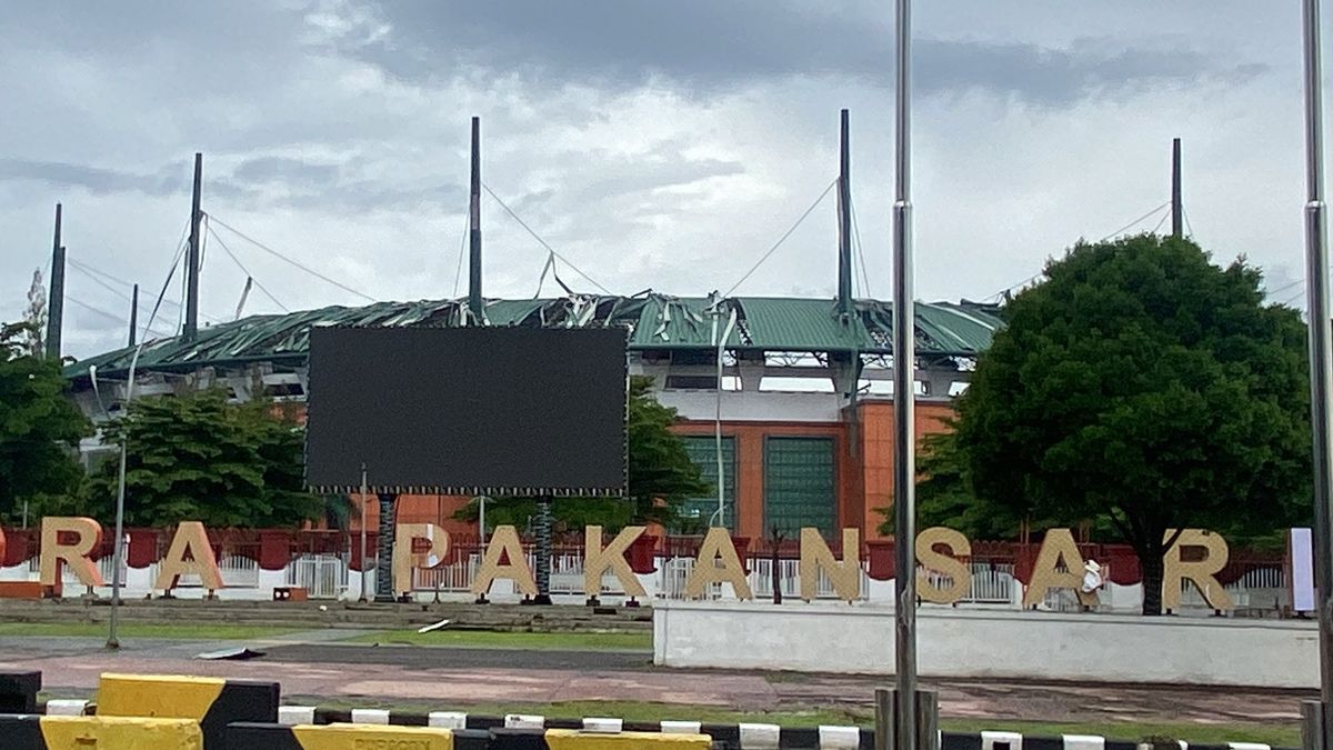 The roof of the Pakansari Bogor Stadium was damaged by heavy rain and wind.
