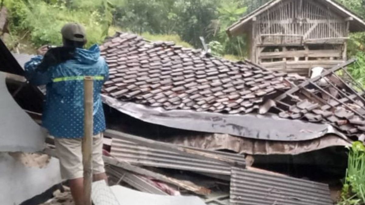 Pemda Garut Tangani Bencana Longsor Menimpa Rumah Warga